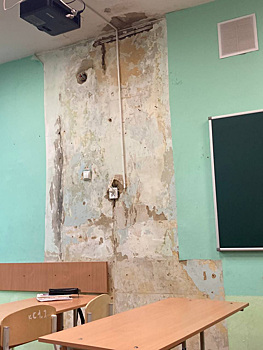 В челябинской школе из-за протечки кровли обрушилась штукатурка