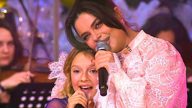 «Песня добрая - мы не плачем»: Королева и Харатьян спели с детьми из ЛНР и ДНР