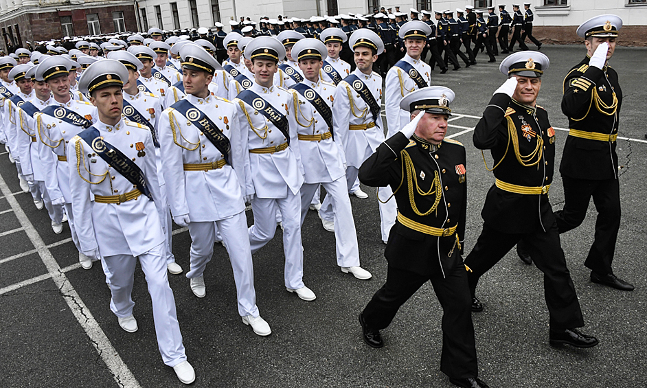 Кадеты филиала Нахимовского военно-морского училища во время последнего звонка во Владивостоке
