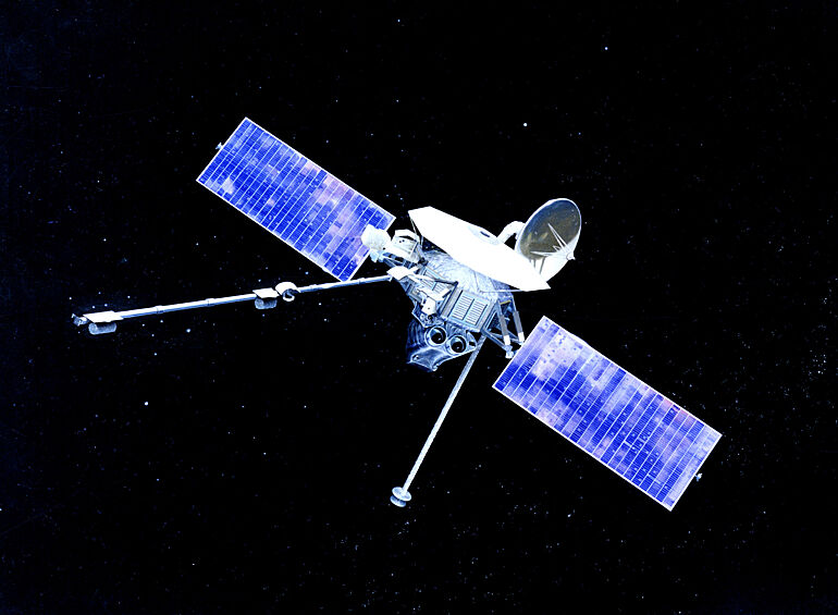 Первым космическим аппаратом, исследовавшим Меркурий, был американский Mariner 10. В 1974-1975 годах он трижды пролетел мимо планеты, максимально приблизившись к ней на расстояние 320 км. В результате было получено несколько тысяч снимков, покрывающих примерно 45% поверхности
