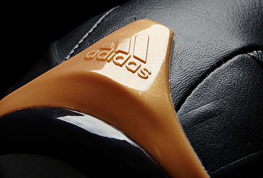 Бренд adidas создал бутсы в стиле Porsche 911