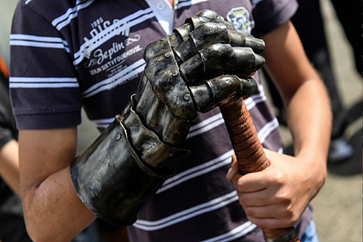 Похитившего рыцарский шлем и кольчугу россиянина нашли по беспалой руке