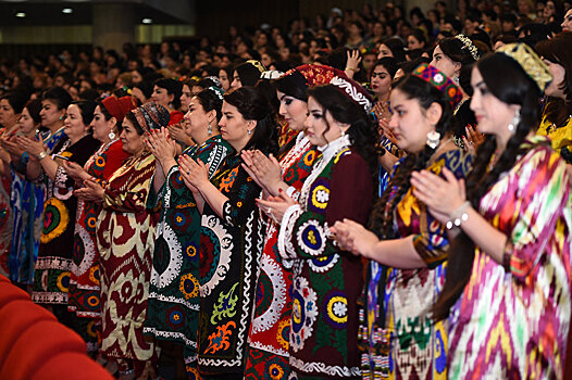Женщин Таджикистана будут агитировать за национальную одежду по СМС