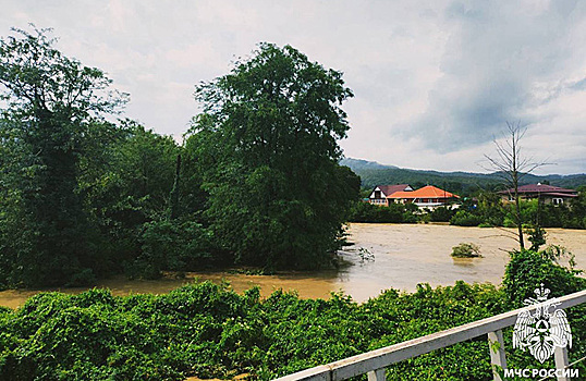 Непогода в Краснодарском крае: ливни, смерчи, сели и обрушение моста