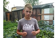 В Омске пропал подросток с татуировкой змеи и разноцветными шнурками