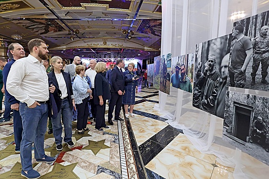 В Екатеринбурге открыли фотовыставку о жизни бойцов на передовой СВО