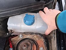 Как правильно снимать расширительный бачок на Lada Priora?