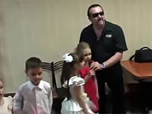 Бывший солист «Бутырки» исполнил блатняк на детском утреннике