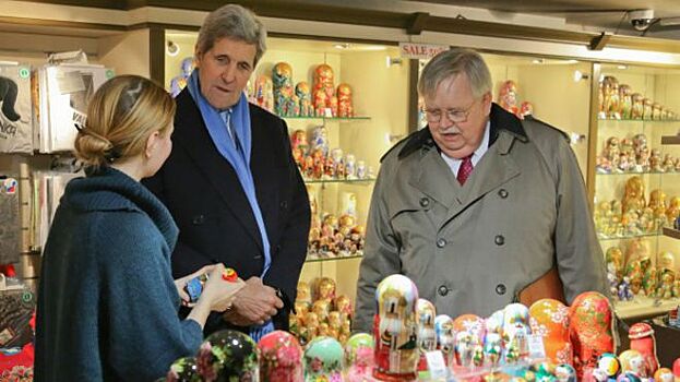 Джона Керри не узнали на рождественской ярмарке в Гамбурге