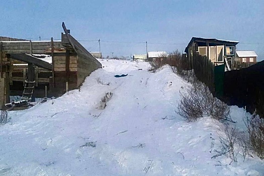 В Иркутской области ребенок скатился с горки под машину и погиб