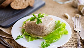 Россияне назвали три новогодних блюда, которые не подадут к столу