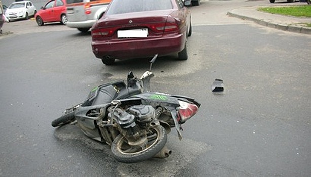 На ул. Невского Mitsubishi сбил пожилого скутериста