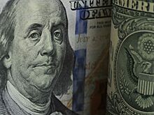 Россиян научили распознавать фальшивые доллары по трем признакам