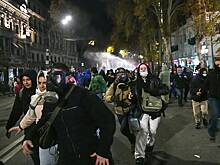 Несколько сотен протестующих перекрыли проспект около здания парламента в Грузии