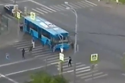 Москвичи пытались остановить неуправляемый автобус и поплатились