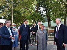 Новосибирский губернатор оценил реконструкцию стадиона школы №15