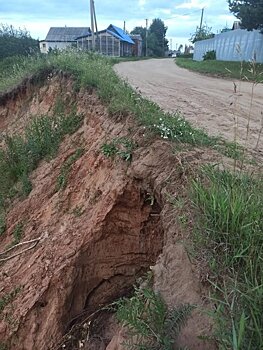 В деревне Чарушины река разрушает грунтовую дорогу