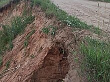 В деревне Чарушины река разрушает грунтовую дорогу