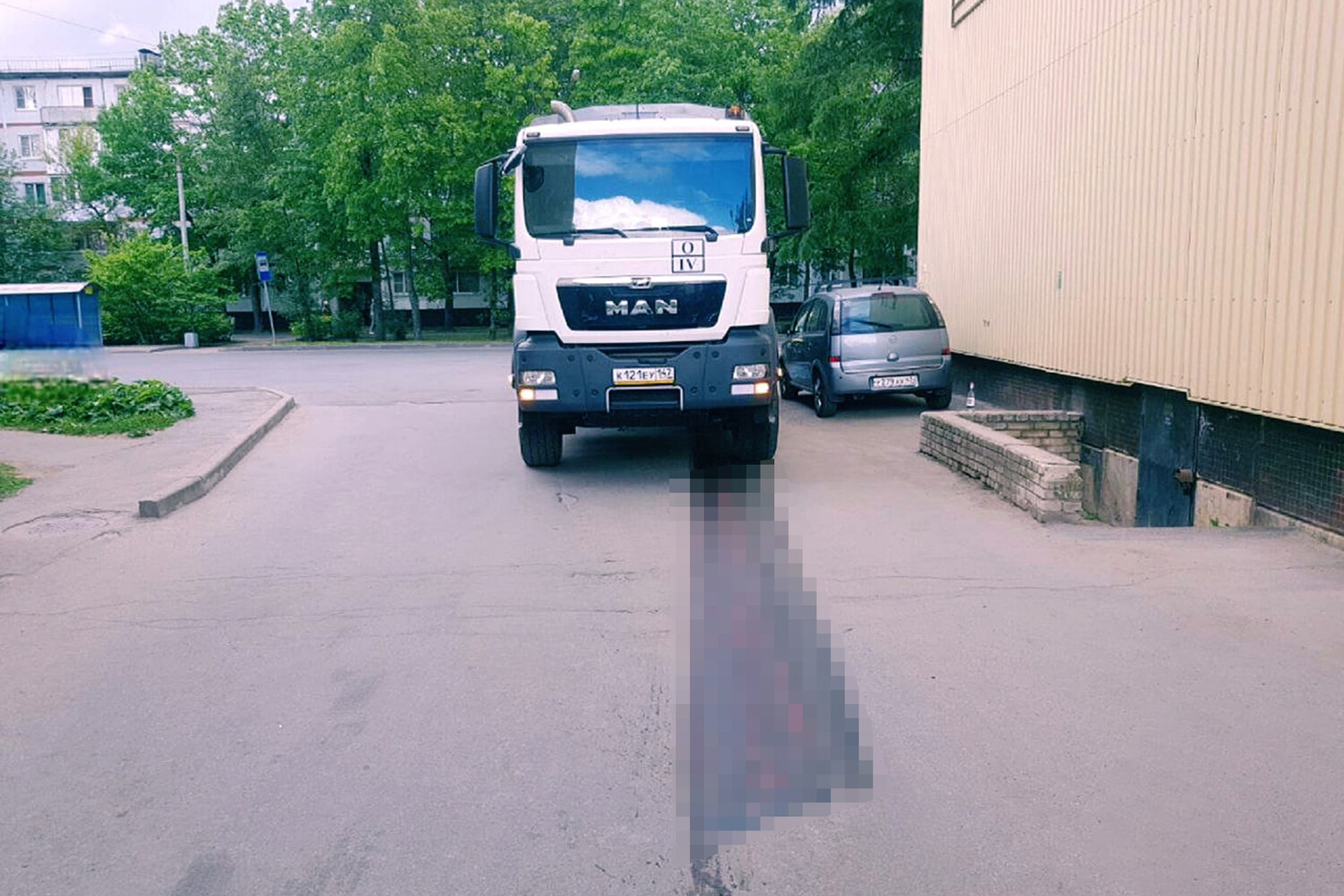 В Ленобласти грузовик протащил по дороге тело попавшего под колеса пешехода