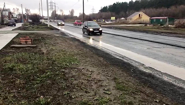 Водители стали бороться с ямами на дорогах по-новому