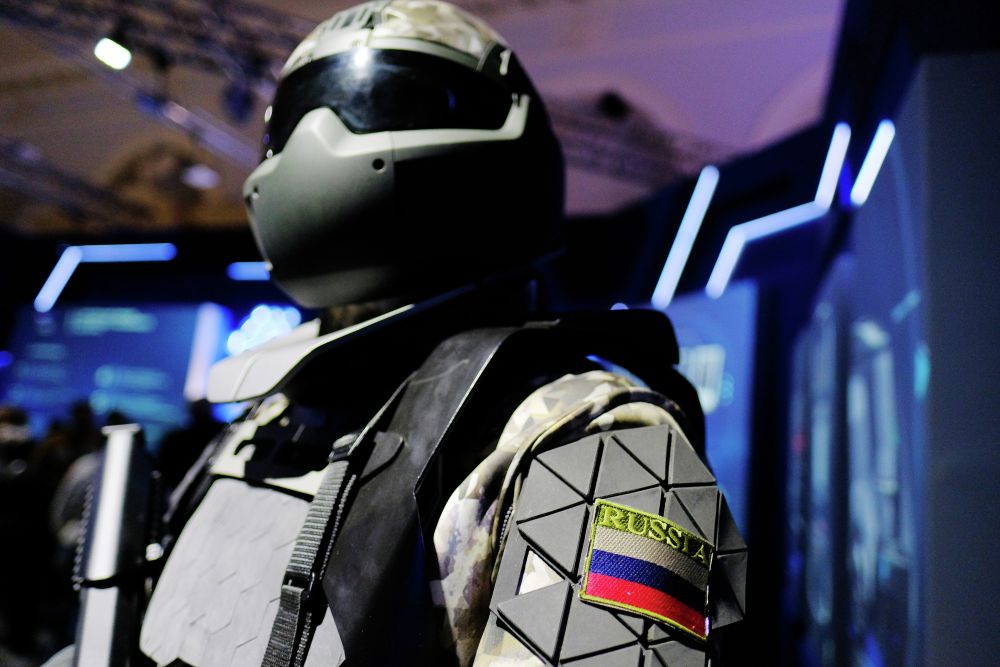 В России создан шлем Соратник, он показывает солдату, где противник