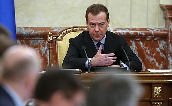 Медведев приказал зарплатам встать с колен, но уже поздно