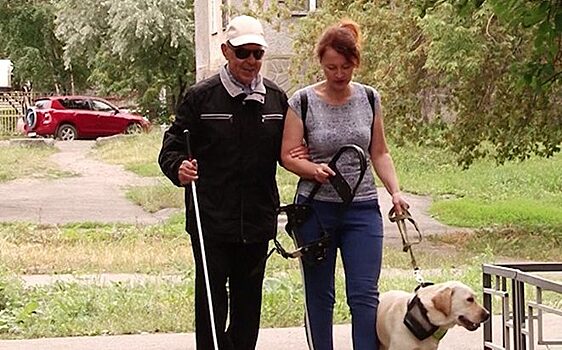 Задержавшийся до августа Дед Мороз подарил слепому из Кузбасса собаку-поводыря