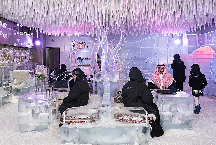 «Сад наслаждения» — так победитель премии Zeiss Ник Ханнес называет Дубаи. За последние 50 лет этот торговый порт превратился в гигантский парк развлечений. Устройство ультрасовременного мегаполиса помогло Ханнесу понять, как функционирует уникальное арабское государство