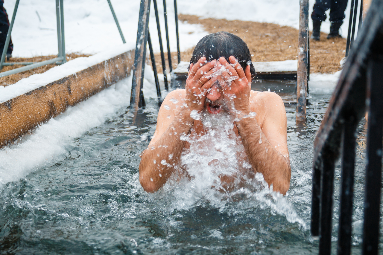 Купается в ледяной воде. Купание в холодной воде. Моржи купаются в проруби. Моем в холодной воде. Зимнее купание.
