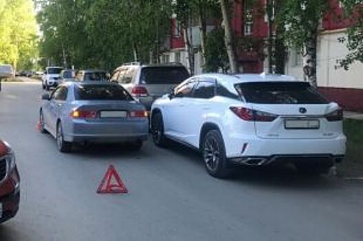 В Нефтеюганске во дворе дома машина сбила ребенка