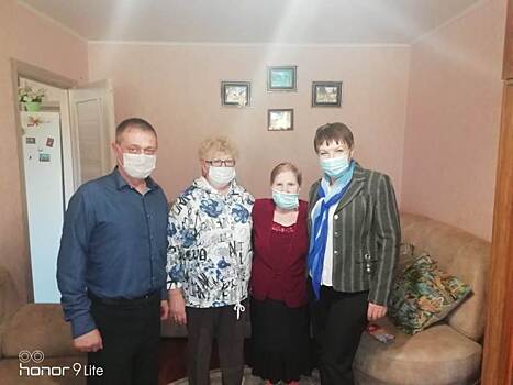 Южноуральские полицейские поздравили ветеранов и вдов погибших сотрудников с Днем пожилого человека