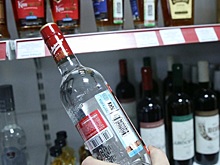 Врач рассказал, можно ли дезинфицировать руки водкой