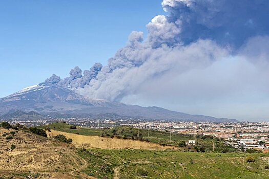 Вулкан Этна активизировался на Сицилии