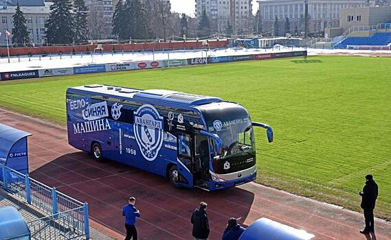 Курский губернатор передал футбольному клубу «Авангард» новый автобус за 16 млн рублей