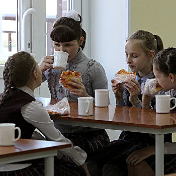 Красный Крест отнимает последние деньги у киевских школьников