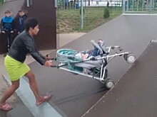 Видео: Пьяная тулячка несколько раз уронила младенца в скейт-парке