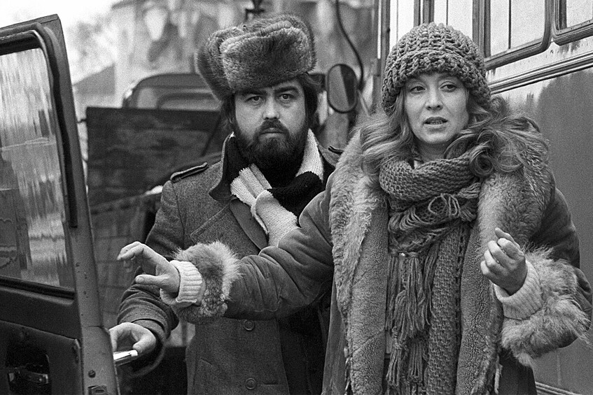 Маргарита Терехова и режиссер Александр Ефимов на съемках фильма «Давай поженимся!» в Минске, 1982 год