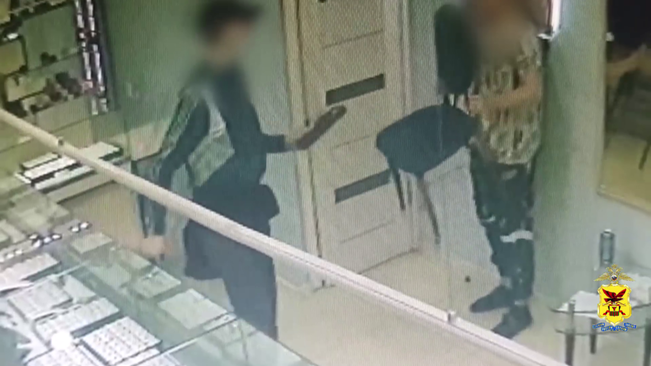 Полиция Читы расследует разбойное нападение на салон, откуда налётчик похитил золотые браслеты