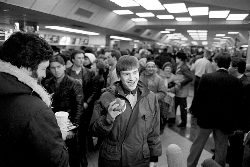 До 1989 года на месте «Макдоналдса» располагалось кафе «Лира», где любили собираться московские студенты. 