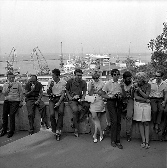 Делегация молодежных организаций Чехословакии на одесской набережной, 1969 год