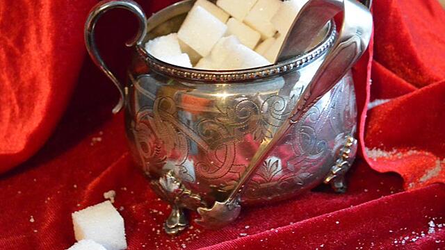 Зачем в сахарницу класть монету