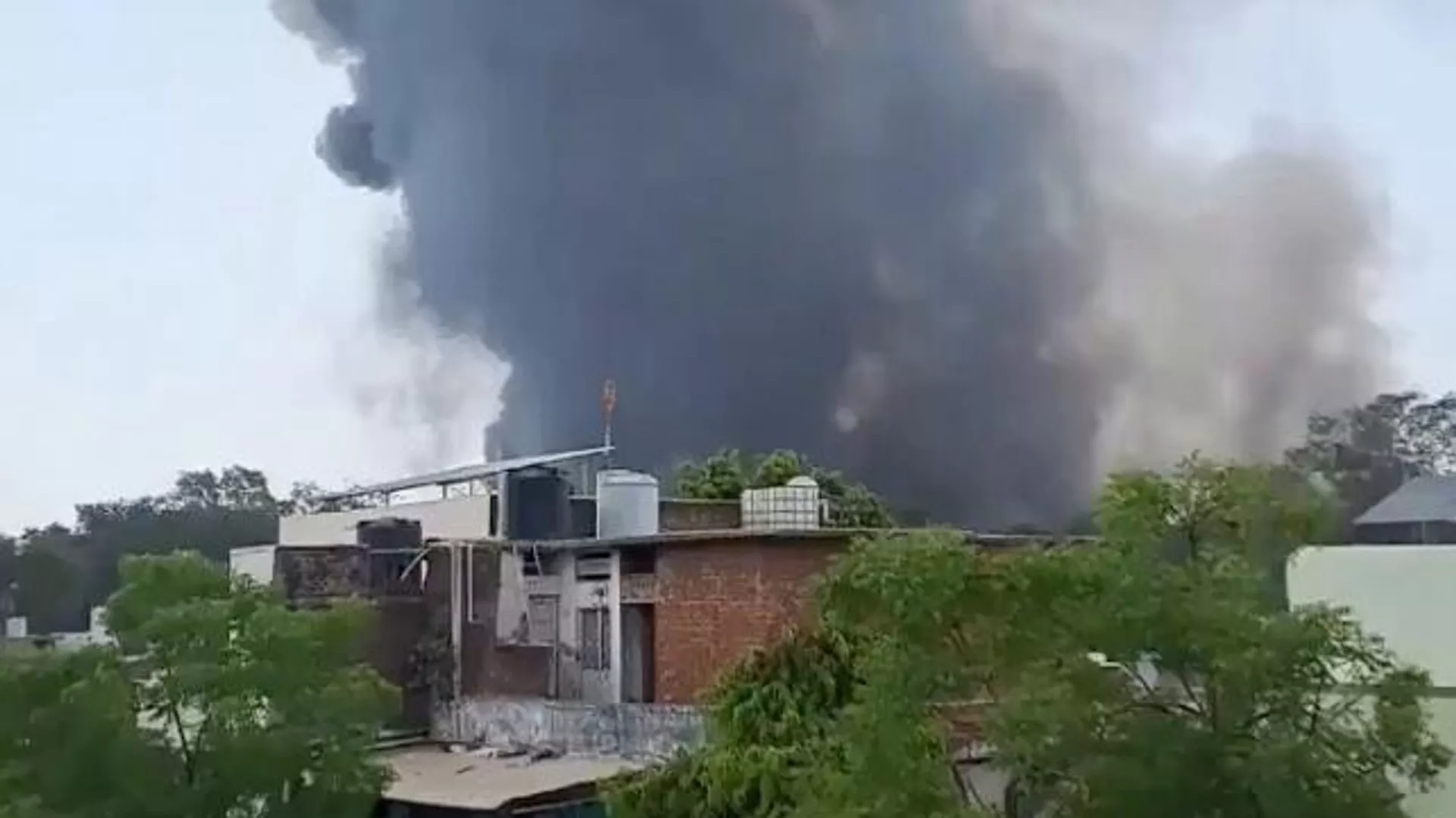 После падения самолета воздушное пространство штата Гуджарат было закрыто - EuroPress.news