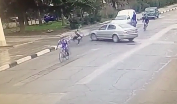 Водитель въехал в группу велосипедистов в Крыму