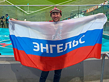 Болельщик из Энгельса в буденовке удивил журналистов на матче Россия-Бельгия