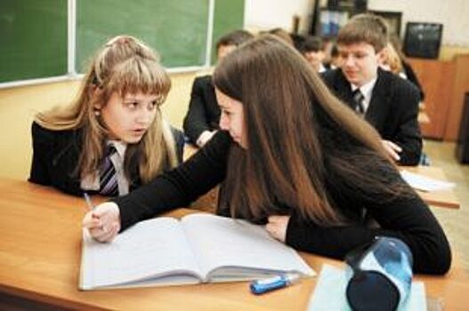 Псковские власти проверили, как идет благоустройство новой школы