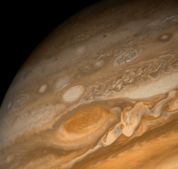 Большое красное пятно на планете Юпитер — это древний шторм под высоким давлением, настолько большой, что в нем могут поместиться три Земли.