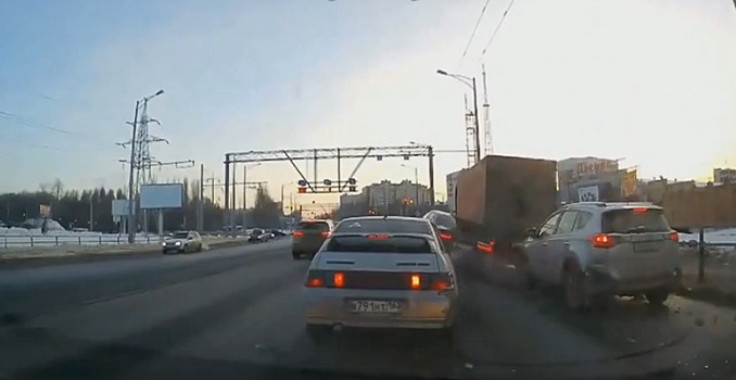 На Московском шоссе в Самаре пострадал водитель Audi, столкнувшейся со световой опорой
