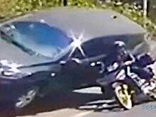 Легковушка, уходя от столкновения, опрокинулась на мотоциклиста в Китае