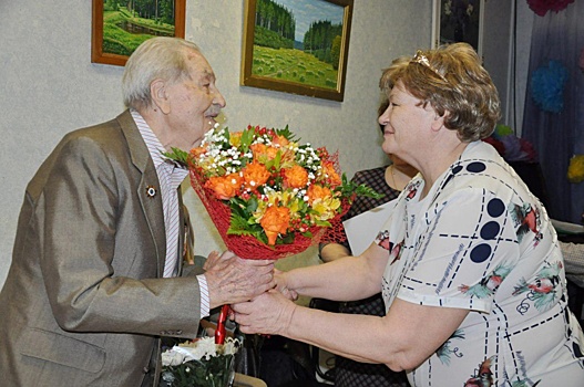 Жителя Кузьминок поздравили с 95-летним юбилеем