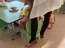 Насильно кормившую ребенка воспитательницу из Томской области отстранили от детей
